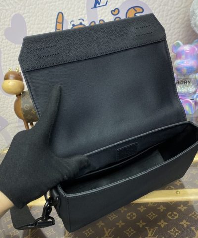 Replica Louis Vuitton Takeoff Messenger Black