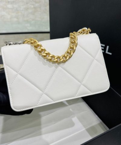 CHANEL 19 Wallet on Chain White